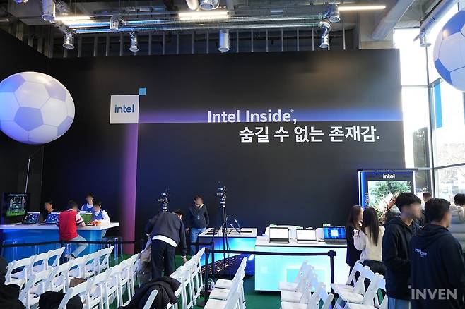 ▲ 행사장 입장 기준 오른쪽에는 본격 삼성 갤럭시북을 체험할 수 있는 공간이 마련되어 있었습니다