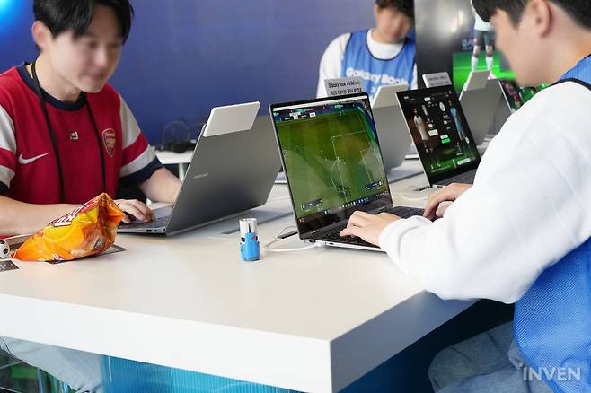 ▲ 바로 옆에서는 삼성 갤럭시북으로 FC 온라인을 즐길 수 있는 '웜-업 존'이 위치하고 있었습니다