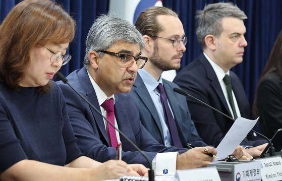 라훌 아난드 IMF 한국 미션단장(왼쪽 두번째)이 지나 9월 24일 오전 서울 종로구 정부서울청사에서 2025년 IMF 연례협의 결과 브리핑을 하고 있다. 뉴스1