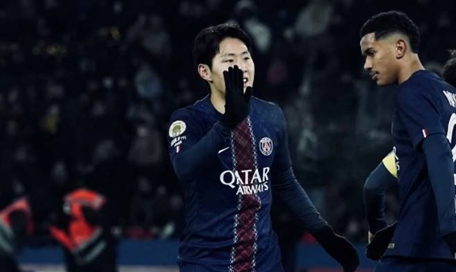 프랑스 파리생제르맹 이강인이 소녀팬과 하이파이브 세리머니 약속을 지켰다. [사진 이강인 SNS]