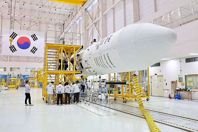The Nuri space rocket is seen at the assembly building of the Naro Space Center in Goheung, South Jeolla, on Nov. 20. [KOREA AEROSPACE RESEARCH INSTITUTE]