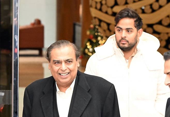 무케시 암바니 인도 릴라이언스 그룹 회장과 장남인 아카시 암바니 릴라이언스 지오 인포컴 이사회 의장이 25일 서울 강서구 김포공항 비즈니스항공센터를 통해 입국하고 있다. 권현구 기자