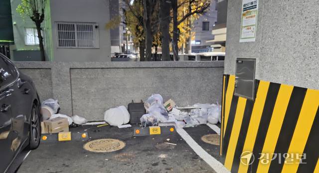 25일 인천 미추홀구 도화동의 한 천원주택 매입임대 건물 주차장에는 처리하지 않은 쓰레기가 쌓여 있다. 장민재기자
