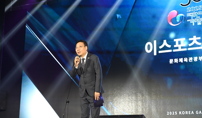 정연욱 국민의힘 의원이 13일 부산 해운대구 벡스코에서 열린 ‘2025 대한민국 게임대상’에서 이스포츠발전상 부문의 시상자로 나섰다. [정연욱 의원실]