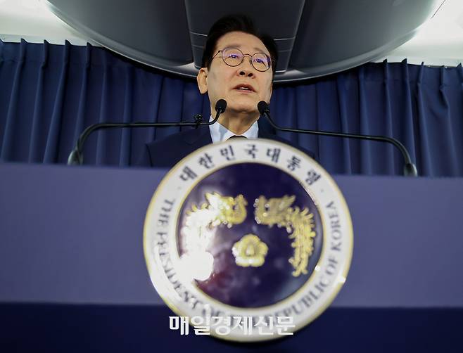 주요 20개국(G20) 정상회의 일정을 마친 이재명 대통령이 23일(현지시간) 튀르키예로 향하는 공군 1호기 내에서 순방 기내 기자간담회를 갖고 있다. 2025.11.23   김호영기자