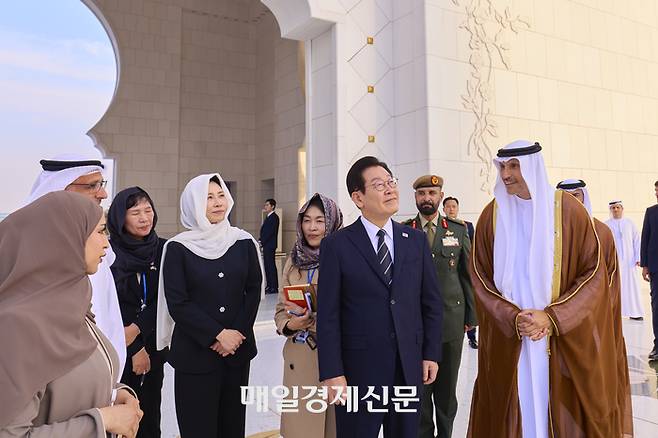 아랍에미리트(UAE)를 국빈 방문 중인 이재명 대통령이 17일(현지시간) 아부다비에 위치한 셰이크 자이드 그랜드 모스크를 방문해 사원을 살펴보고 있다. 아부다비/김호영기자