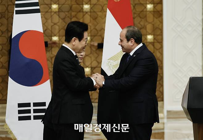 이재명 대통령이 20일(현지시간) 이집트 카이로 대통령궁에서 압델 파타 엘시시 이집트 대통령과 공동언론발표를 마치고 인사하고 있다. 카이로/김호영기자