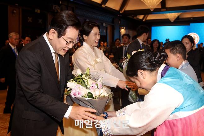 이재명 대통령과 김혜경 여사가 20일(현지시간) 이집트 카이로의 한 호텔에서 열린 이집트 동포 지상사 간담회에서 화동으로부터 꽃다발을 받고 있다. 2025.11.20   카이로/김호영기자