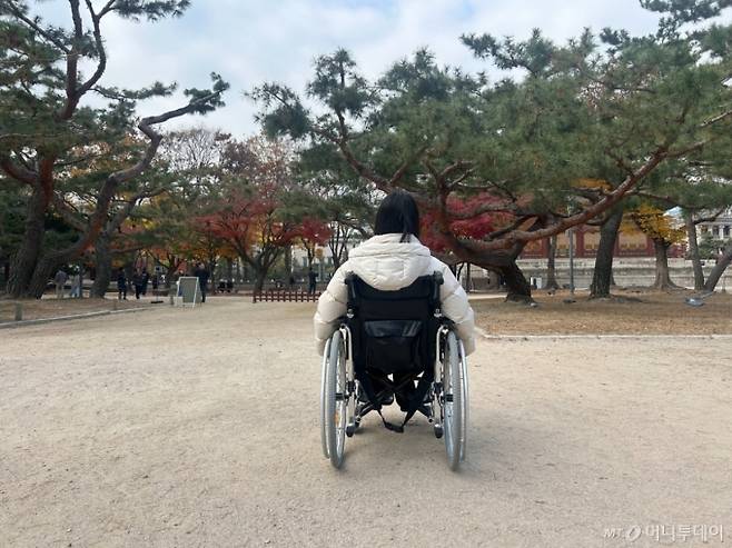 지난 20일 서울 덕수궁에서 휠체어를 타고 있는 기자의 모습. /사진=김지현 기자.