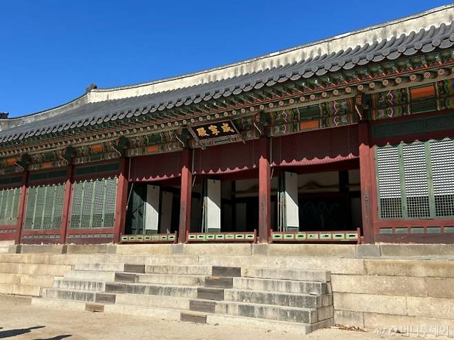 ���� 18�� ���� ������ �Գ��� ���. ���ΰ� ���� �Գ��� ���� ������ ���ѵƴ�. /����=������ ����.