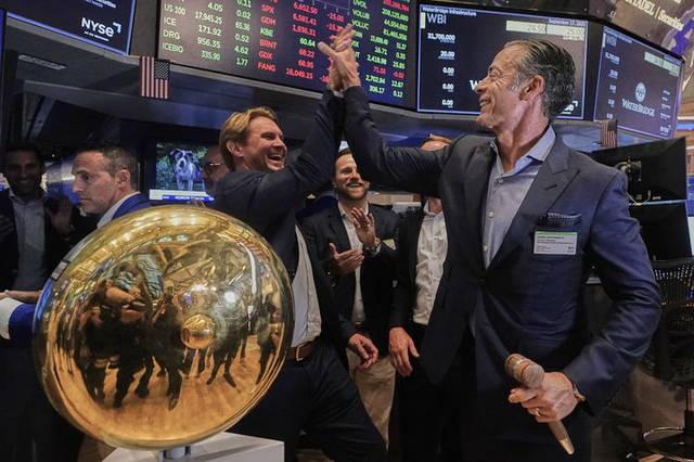 뉴욕 증권거래소(NYSE)에서 지난 9월 17일 워터브리지의 기업공개(IPO)가 시작되면서 존 롱 최고경영장(CEO, 왼쪽)와 데이비드 캐퍼비앙코 회장(오른쪽)이 하이파이브를 하며 축하하고 있다. 뉴시스