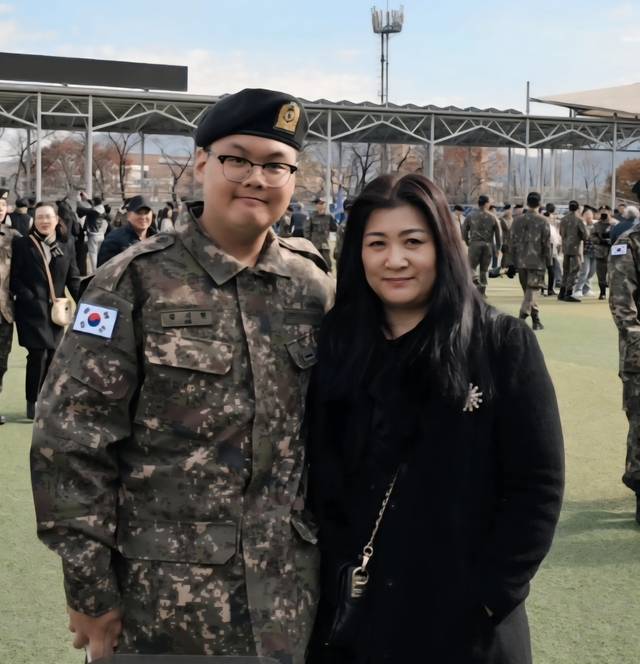 군 복무를 하는 아들과의 한 컷. 여러 어려움을 이기고 잘 커서 국가에 헌신하는 아들이 얼마나 사랑스러운지 모른다.