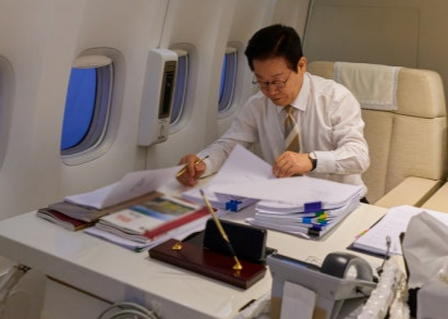 이재명 대통령이 지난 19일(현지시간) UAE 국빈 방문을 마치고 다음 순방지인 이집트로 향하는 공군 1호기 내에서 집무를 보고 있다. 이재명 대통령 SNS