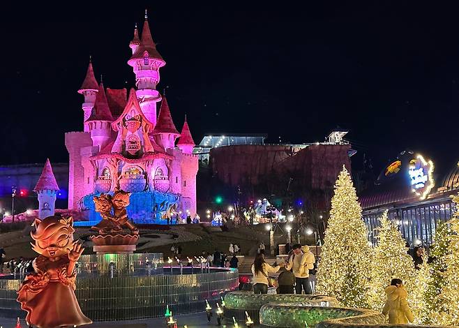 롯데월드 어드벤처 부산 겨울시즌 축제 ‘미라클 윈터 포레스트’의 트리가든