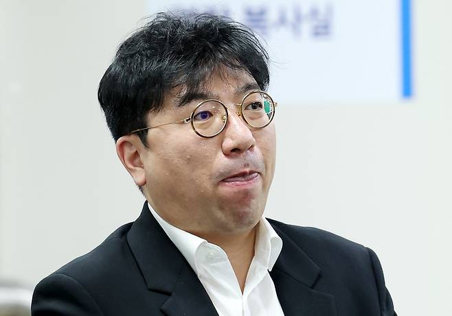 소시에테제네랄(SG) 증권발 주가폭락 사태 핵심 인물로 지목된 라덕연 전 호안투자컨설팅업체 대표가 25일 서울 서초구 서울고등법원에서 열린 ‘SG(소시에테제네랄) 증권발 주가 폭락 사태’ 항소심 선고기일에 출석하고 있다. [뉴시스]