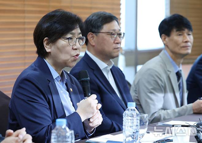 서울=뉴시스] 김진아 기자 = 정은경 보건복지부 장관이 지난 9월 3일 서울 중구 코리아나호텔에서 열린 의사·병원·치과의사·한의사·약사·간호사 보건의약단체장과의 오찬 간담회에서 발언하는 모습. 2025.09.03. bluesoda@newsis.com