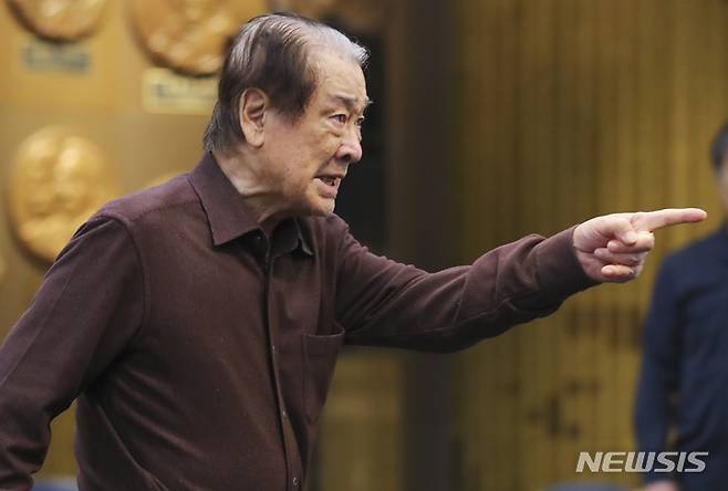 [서울=뉴시스] 최진석 기자 = 리어왕 역의 배우 이순재가 10일 서울 SNU 장학빌딩 베리타스홀에서 열린 연극 리어왕 연습실 공개 행사에서 장면시연을 하고 있다. 2023.05.10. myjs@newsis.com