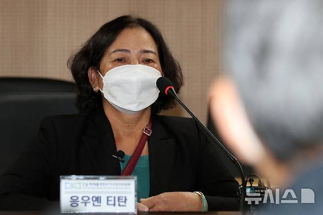 [서울=뉴시스] 백동현 기자 = 베트남 전쟁 당시 한국군의 민간인 학살 국가배상소송과 관련해 베트남인 응우옌 티탄 씨가 8일 오전 서울 중구 진실과화해위원회에서 정근식 진실화해위원회 위원장과 면담하고 있다. 2022.08.08. livertrent@newsis.com