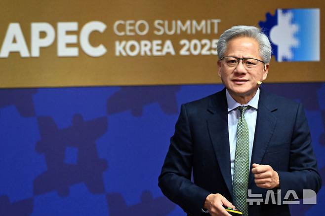 [경주=뉴시스] 추상철 기자 = 젠슨 황 엔비디아 최고경영자(CEO)가 31일 경북 경주예술의전당에서 열린 아시아태평양경제협의체(APEC) CEO 서밋에서 특별세션 기조연설을 하고 있다. (공동취재) 2025.10.31. photo@newsis.com