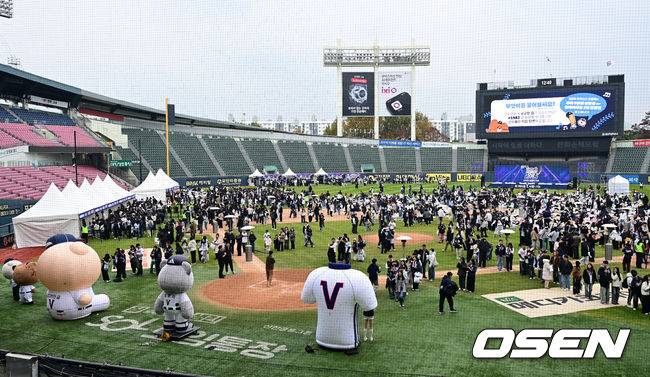 [OSEN=잠실, 지형준 기자] 프로야구 두산 베어스가 23일 오후 서울 잠실야구장에서 ‘2025&nbsp;곰들의 모임’을 개최했다.곰들의 모임은 한 시즌 동안 변함없는 응원을 보내준 최강&nbsp;10번타자 팬들에게 감사의 마음을 전하기 위해 마련된 팬 페스티벌이다.잠실야구장 그라운드에서 '곰들의 모임' 행사가 진행되고 있다. 2025.11.23 /jpnews@osen.co.kr