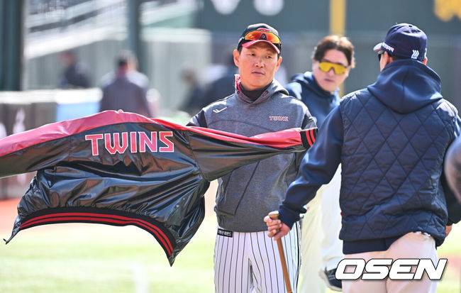 [OSEN=부산, 이석우 기자] 10일 부산 사직야구장에서 2025 신한 SOL 뱅크 KBO 리그 롯데 자이언츠와 LG 트윈스의 시범경기가 열린다. LG 트윈스 김정준 코치가 롯데 자이언츠 김민재 코치와 얘기하고 있다. 2025.03.10 / foto0307@osen.co.kr