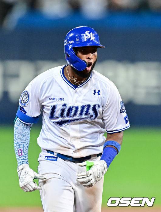 [OSEN=대구, 박준형 기자] 14일 대구 삼성라이온즈파크에서 ‘2025 신한 SOL뱅크 KBO리그’ 준플레이오프(5전 3선승제) 4차전 삼성 라이온즈와 SSG 랜더스의 경기가 열렸다.삼성은 아리엘 후라도, SSG는 김광현을 선발로 내세웠다.8회말 2사 1루 삼성 디아즈가 재역전 2점 홈런을 날리고 기뻐하며 베이스를 돌고 있다.  2025.10.14 / soul1014@osen.co.kr