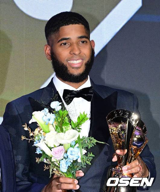 [OSEN=지형준 기자] 24일 오후 서울 잠실 롯데호텔 월드 크리스탈볼룸에서 ‘2025 신한 SOL뱅크 KBO 시상식’이 열렸다.KBO 시상식에서 가장 관심을 모으는 것은 단연 MVP 수상자다. 올해 MVP 레이스는 한화 코디 폰세와 삼성 르윈 디아즈의 2파전이다. KBO 홈런, 타점, 장타율상을 수상한 삼성 디아즈가 포즈를 취하고 있다. 2025.11.24 /jpnews@osen.co.kr