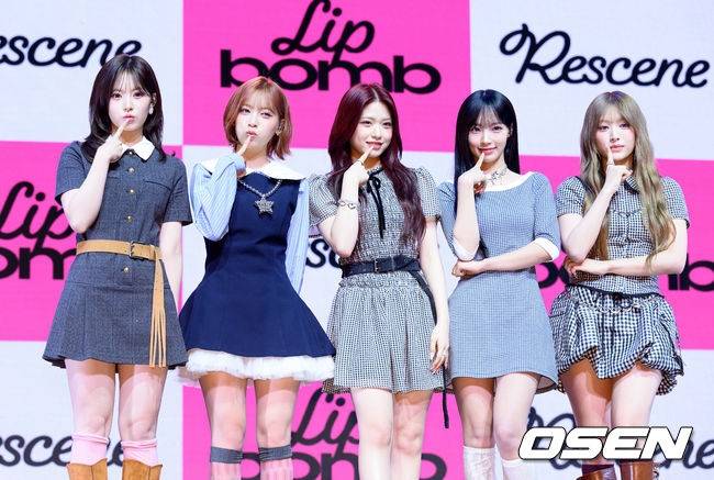 [OSEN=이대선 기자] 25일 오후 서울 영등포구 명화 라이브홀에서 그룹 리센느(원이, 리브, 미나미, 메이, 제나) 세 번째 미니 앨범 ‘립밤(lip bomb)’ 쇼케이스가 열렸다.  앨범명은 ‘립밤(lip balm)’과 ‘폭탄(bomb)’의 합성어다.  미니 3집에는 총 5곡이 수록됐다. 더블 타이틀곡 ‘하트 드랍(Heart Drop)’, ‘블룸(Bloom)’이 포함됐다.  리센느의 미니 3집 ‘lip bomb’은 25일 오후 6시 음원사이트에서 공개된다.  리센느가 포토타임을 가지고 있다. 2025.11.25 /sunday@osen.co.kr