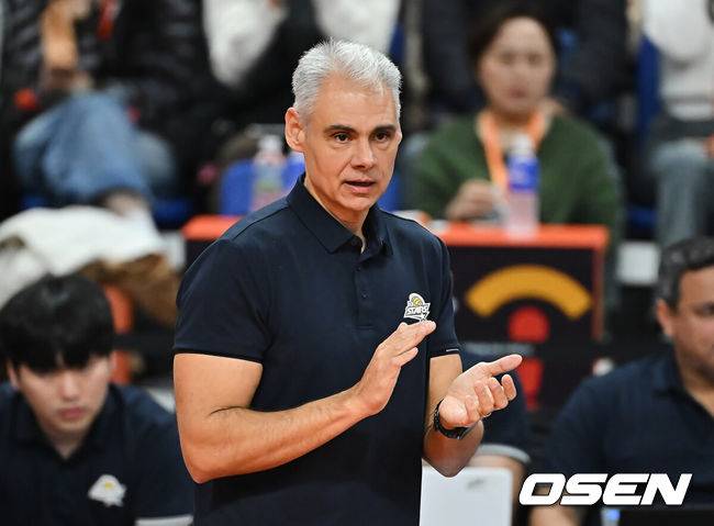 KB손해보험 스타즈 레오나르도 카르발류 감독. /OSEN DB