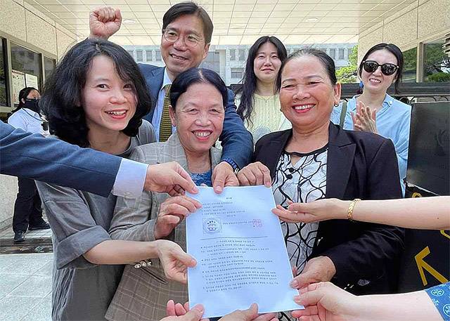 ▲ 지난 6월 국가배상소송 대법원 의견서를 제출한 하미 마을의 응우옌티탄(왼쪽)과 퐁니 마을의 응우옌티탄. ⓒ한베평화재단