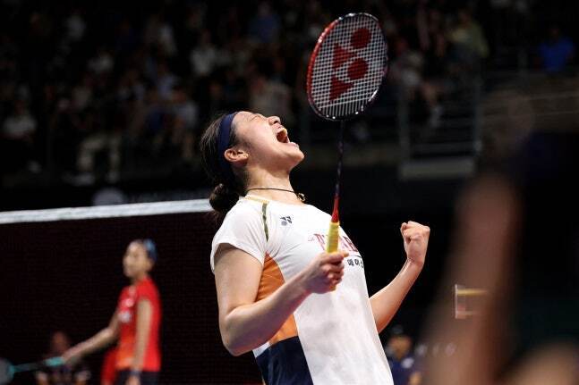 안세영이 11월 23일 호주 시드니에서 열린 호주오픈 배드민턴 여자 단식 결승전에서 인도네시아의 푸트리 쿠수마 와르다니(왼쪽)를 상대로 승리한 뒤 환호하고 있다. 연합뉴스