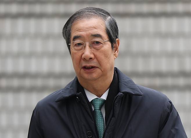 공판 향하는 한덕수 전 총리 - 내란 우두머리 방조 혐의를 받는 한덕수 전 국무총리가 공판 출석을 위해 24일 서울 서초구 서울중앙지방법원에 들어서고 있다. 2025.11.24 연합뉴스