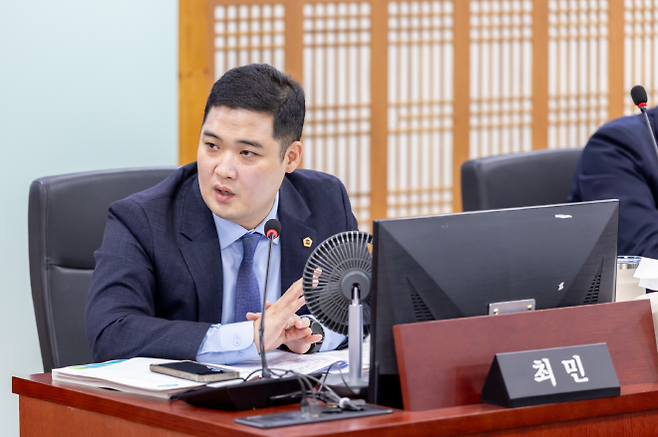 최민 의원이 24일 노동국·사회혁신경제국 2026년 본예산 예비심사에서 질의하고 있다.(사진=경기도의회)