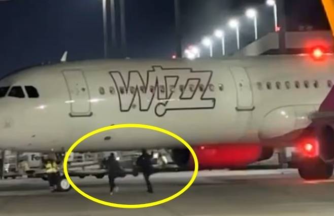 지각으로 비행기를 놓칠뻔 하자 활주로를 가로질러 뛰어간 루마니아 남성 2명(사진). 페이스북 영상 캡처