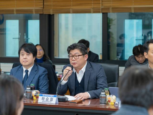 하승철 개인정보보호위원회 범정부 마이데이터 추진단장이 25일 정부서울청사 4층 대회의실에서 열린 마이데이터 제도 관련 출입기자단 설명회에서 발언하고 있다. 사진 제공=개인정보위