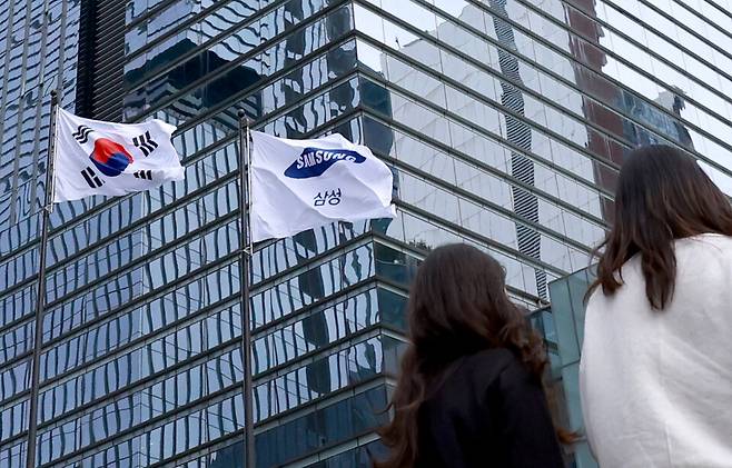 삼성전자는 25일 부사장 51명, 상무 93명, 펠로우 1명, 마스터 16명 등 총 161명을 승진 발령하는 '2026년 정기 임원인사'를 단행했다. 사진은 삼성전자 서초사옥 모습 ⓒ연합뉴스