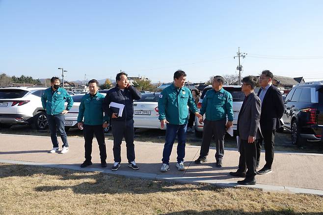 11월24일 경주시의회 문화도시위원들이 라원, 신라왕경 핵심유적 복원·정비 사업 현장을 찾아 추진 현황을 점검하고 있다. ⓒ경주시의회 제공&nbsp;&nbsp;