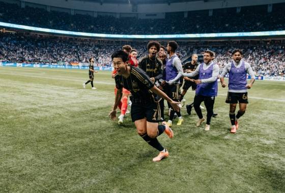 손흥민이 23일 오전 11시 30분(한국시간) 캐나다 밴쿠버 BC 플레이스에서 열린 미국 메이저리그 사커(MLS)컵 플레이오프(PO) 콘퍼런스 준결승(8강)에서 프리킥 동점골을 넣고 달려가고 있다. /사진=로스앤젤레스FC 공식 사회관계망서비스(SNS)