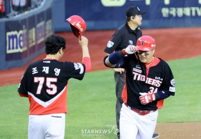 최형우(오른쪽). /사진=강영조 선임기자