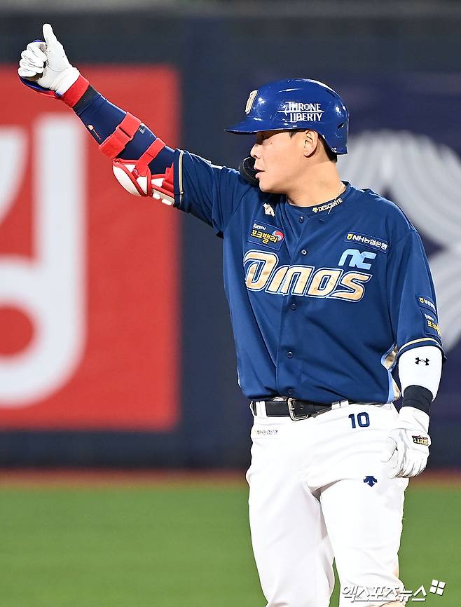 10일 오후 수원KT위즈파크에서 열린 '2023 신한은행 SOL KBO리그' NC 다이노스와 KT 위즈의 경기, 8회초 무사 1루 NC 박세혁이 1타점 2루타를 날린 후 세리머니를 하고 있다. 엑스포츠뉴스 DB