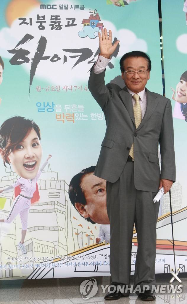 이순재, 하이킥에서 다시 만나요 (고양=연합뉴스) 유용석 기자 =  26일 오후 경기도 일산 MBC 드림센터에서 열린 MBC 새 일일시트콤 '지붕뚫고 하이킥' 제작보고회에서 배우 이순재씨가 포즈를 취하고 있다. 2009.8.26 yalbr@yna.co.kr