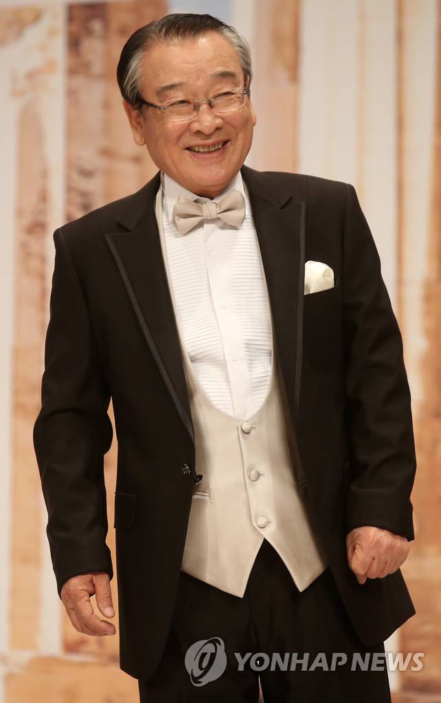 포즈 취하는 이순재 (서울=연합뉴스) 양지웅 기자 = 24일 오후 서울 영등포구 여의도동 63스퀘어에서 열린 tvN 배낭여행 프로젝트 '꽃보다 할배 인 그리스' 제작발표회에서 배우 이순재가 포즈를 취하고 있다. 2015.3.24 yangdoo@yna.co.kr