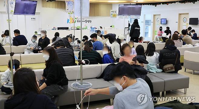 독감, 일요일에도 붐비는 어린이병원 11월 23일 서울 성북구의 한 어린이병원 진료 대기실이 환자와 보호자로 붐비고 있다.[연합뉴스 자료사진]