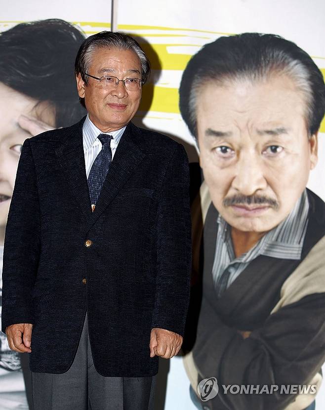 연기 열정 불태운 '영원한 현역' 이순재 별세 (서울=연합뉴스) 현역 '최고령 배우'로 활동해온 배우 이순재가 별세했다. 향년 91세.
    유족에 따르면 이순재는 25일 새벽 세상을 떠났다. 이순재는 최근까지 연극 '고도를 기다리며를 기다리며'와 KBS 2TV 드라마 '개소리' 등에 출연하며 왕성하게 활동했다. 사진은 2006년 MBC 일일시트콤 '거침없이 하이킥' 제작발표회에서 극중 아버지 역을 맡은 탤런트 이순재. 2025.11.25 [연합뉴스 자료사진] photo@yna.co.kr