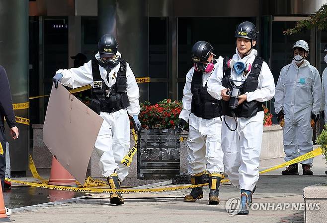 옮겨지는 리튬이온배터리 지난 9월 29일 오전 대전 유성구 국가정보자원관리원 화재 현장에서 경찰 관계자들이 불이 붙었던 무정전·전원 장치(UPS)용 리튬이온배터리를 옮기고 있다. 앞서 정부 전산시스템이 있는 국정자원에서 리튬이온배터리 화재가 발생해 정부 전산 서비스가 대규모로 마비된 바 있다. [연합뉴스 자료사진]