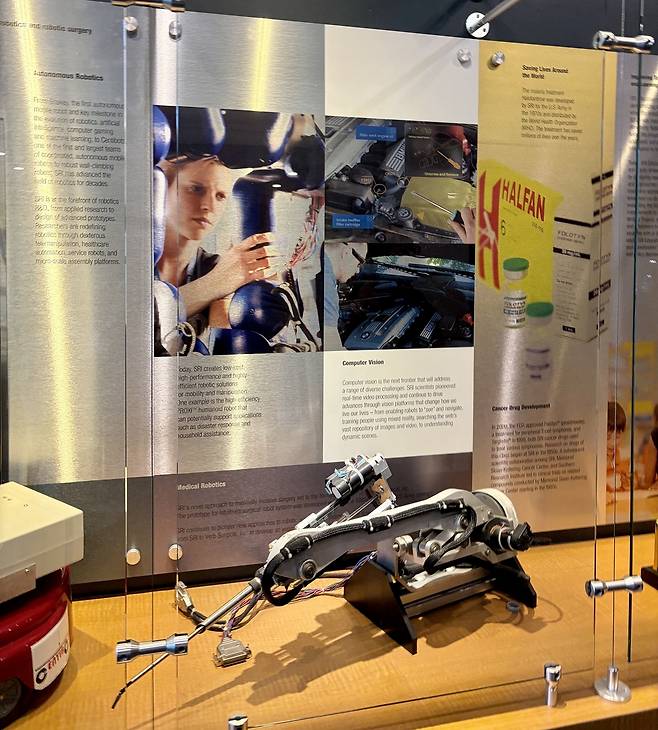 SRI 본사에 전시된 의료용 로봇