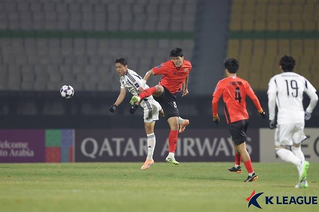 경합하는 마치다 젤비아의 오세훈과 강원FC의 박호영 [한국프로축구연맹 제공. 재판매 및 DB 금지]