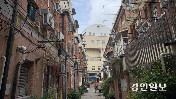윤봉길 의사가 의거 직전 머물렀던 ‘김해산 거주지’가 위치한 주택가. 현재도 주민들이 거주하고 있다. 1932년 윤봉길 의사가 의거 당일 아침 김구·김해산과 마지막 식사를 하고 시계를 맞바꾼 뒤 바로 이곳을 걸어나와 홍커우공원으로 향했던 장소다. 2025.9.9 상하이/유혜연기자 pi@kyeongin.com