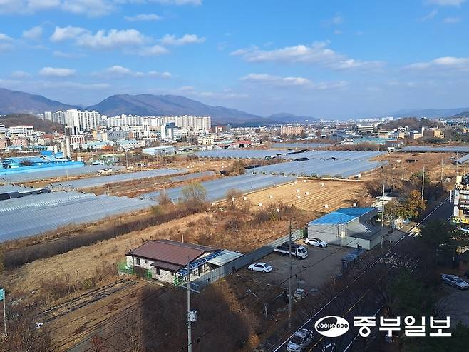 LH가 포천 송우 2공공지원민간임대주택 공급촉진지구 조성사업에 7년이 넘도록 첫 삽은 고사하고 시공사도 찾지 못하는 등 지지부진을 면치 못하고 있는 가운데 26일 한 사업장 부지에는 사업 표식도 휀스도 찾아볼 수 없다. 김두현 기자