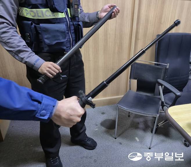 경기 지역의 한 국가기관 청원경찰이 이른바 '삼단봉'으로 불리는 '호신용경봉'을 꺼내고 있다. 호신용경봉은 현재 정식 청원경찰 무기류에 포함되지 않아 사용할 수 없다. 뒤편은 정식 무기류에 해당하는 '경찰봉'으로, 시민들에게 위압감을 줄 우려가 있어 상시 휴대가 어렵다. 노경민기자